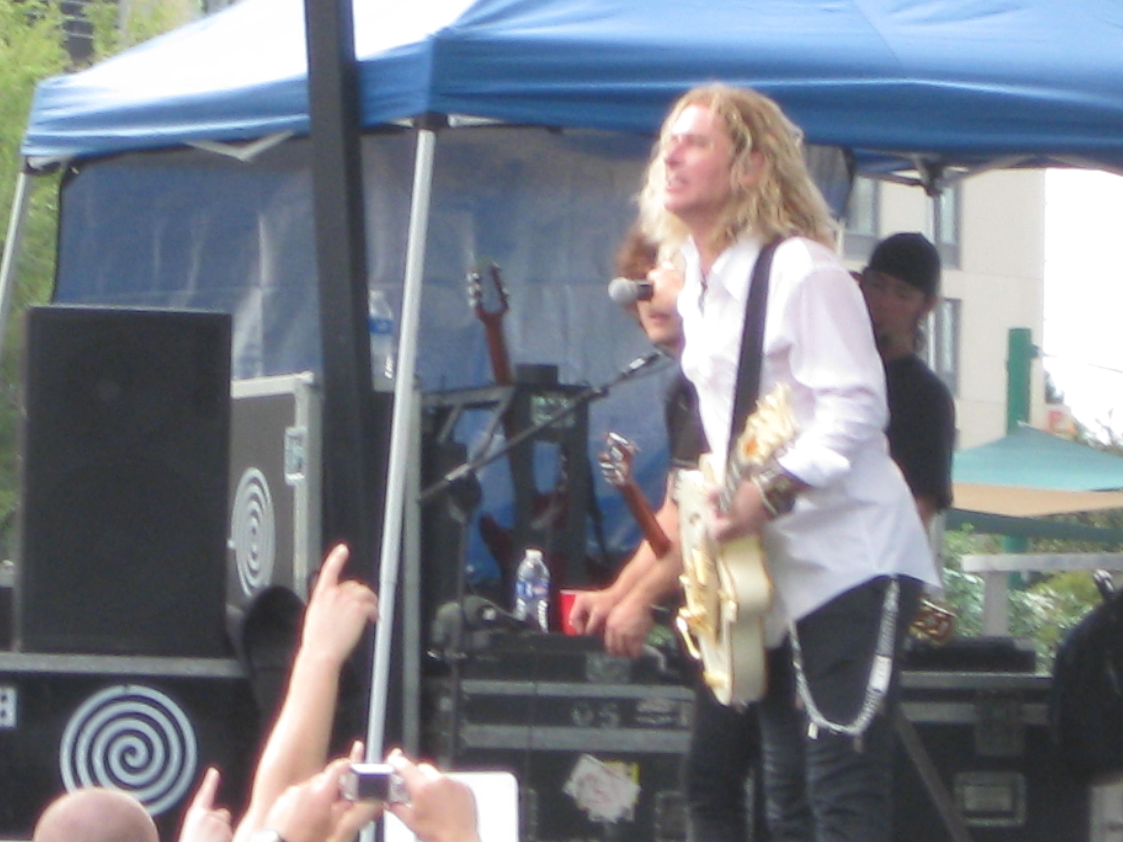 Ed Roland Works The Crowd